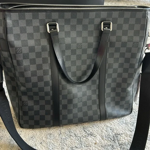 Authentic Louis Vuitton
Damier Graphite tote - Picture 4 of 10